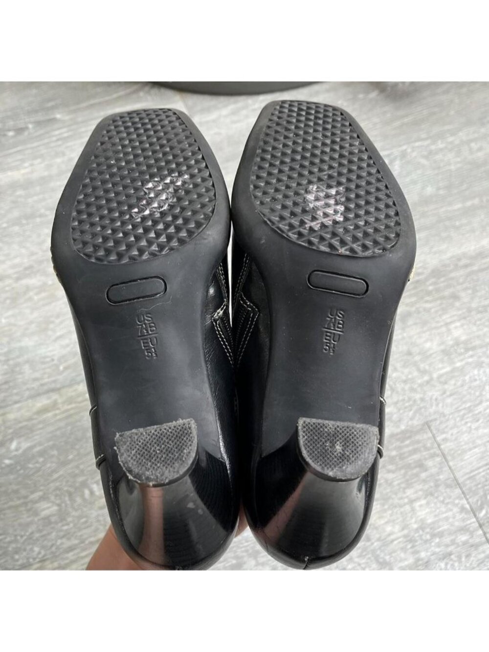 Black / White Y2K Faux Leather Slip-On Small Heels / Shoes W/ Stitching Details - Picture 6 of 6
